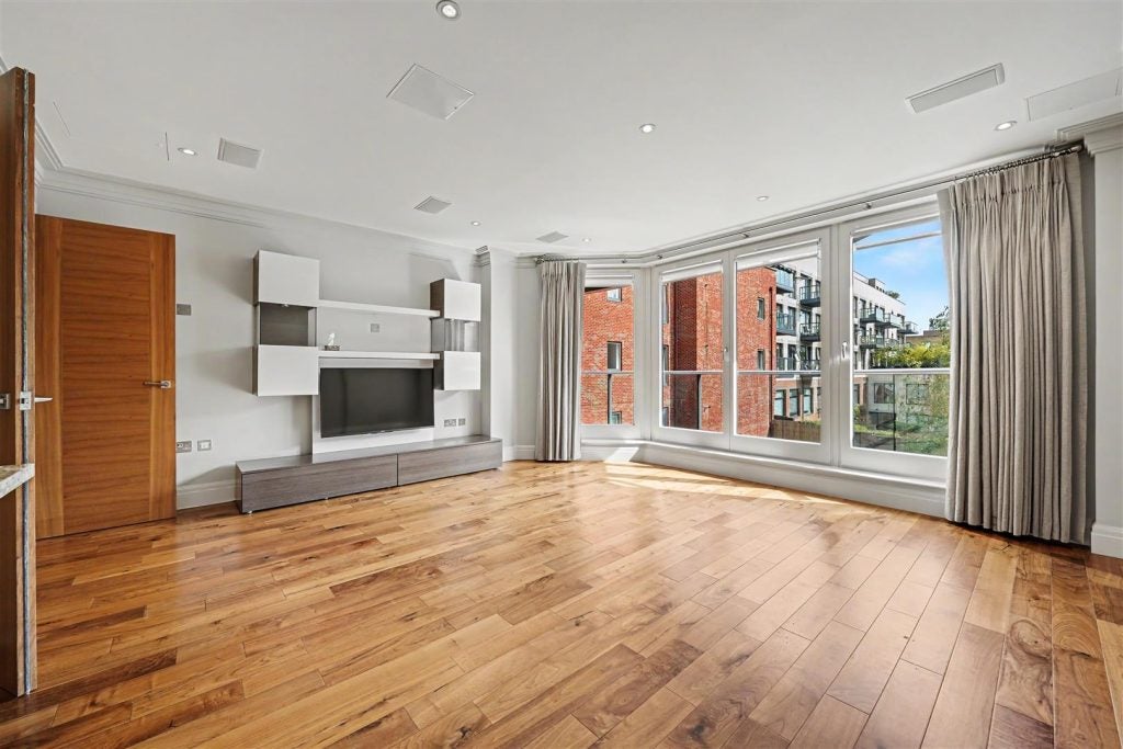Flat Hodford Road in Greater London