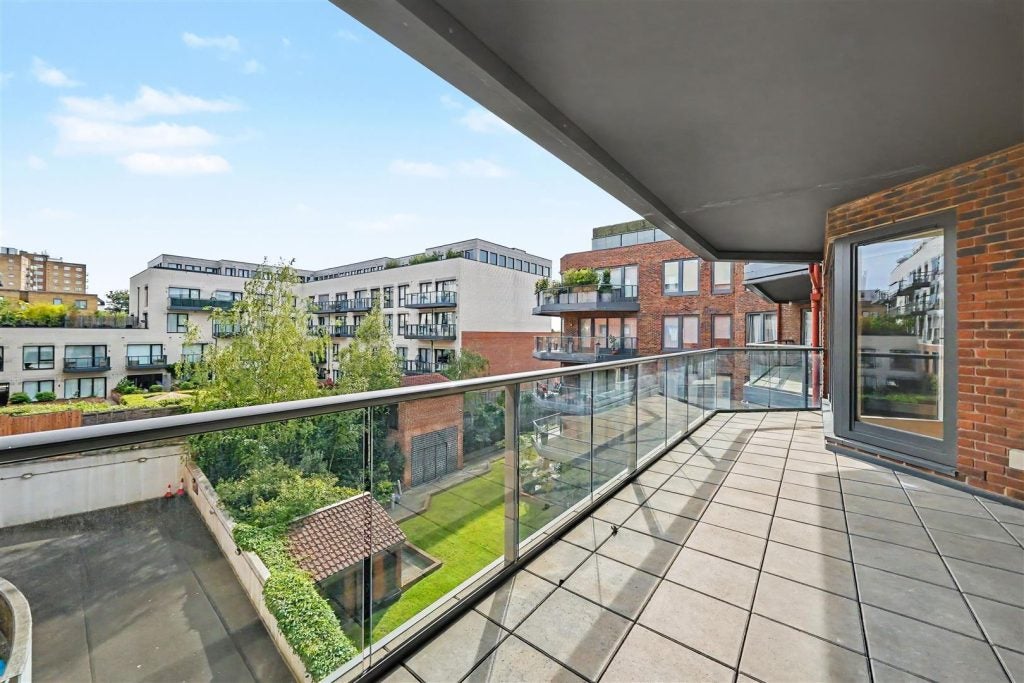 Flat Hodford Road in Greater London