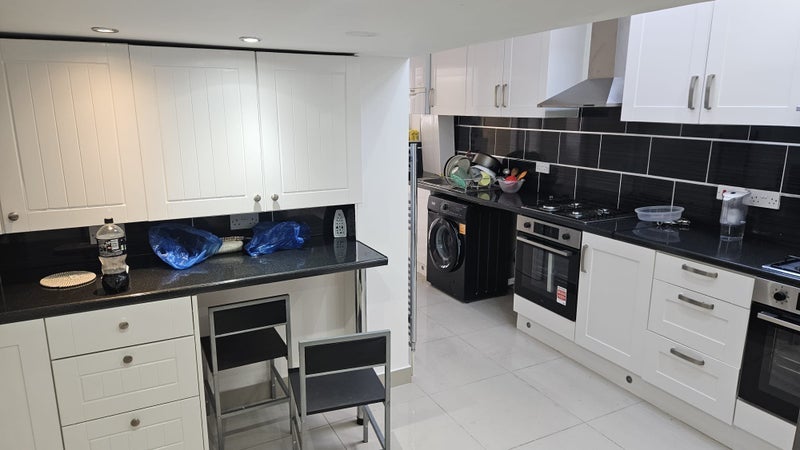 Room Oakfield Road in Greater London