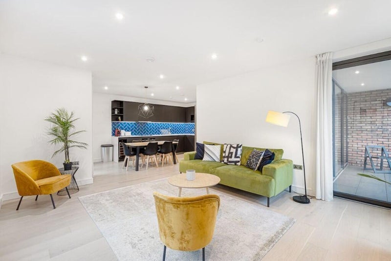 Room Cremer Street in Greater London