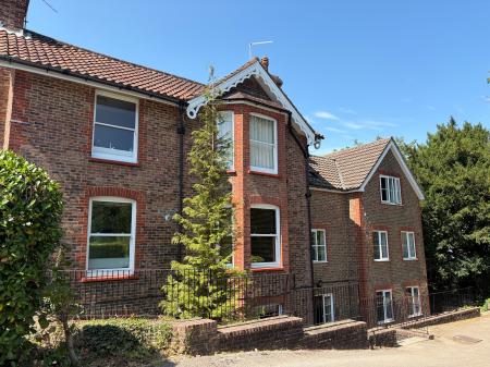 Flat Paddockhall Road in Mid Sussex