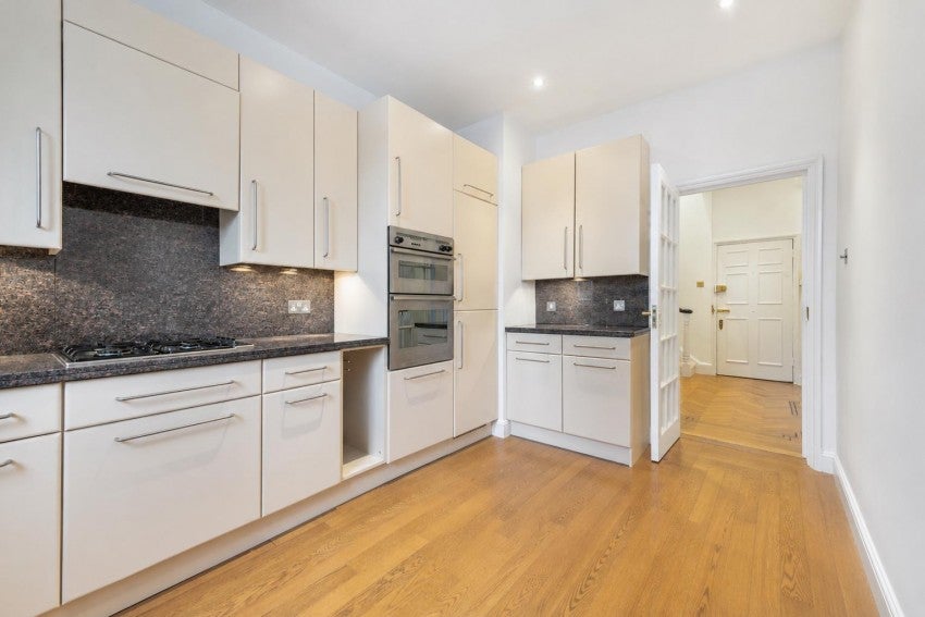 Flat Pont Street in Greater London