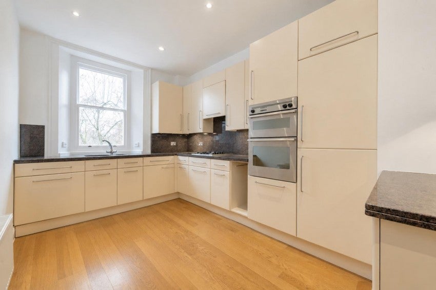 Flat Pont Street in Greater London