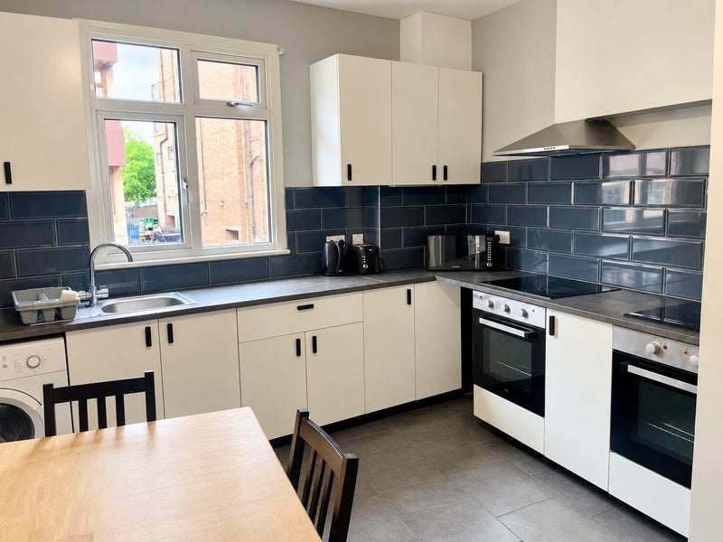 Room High Road in Greater London