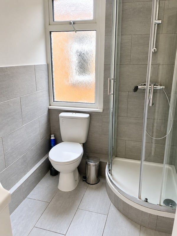 Room High Road in Greater London