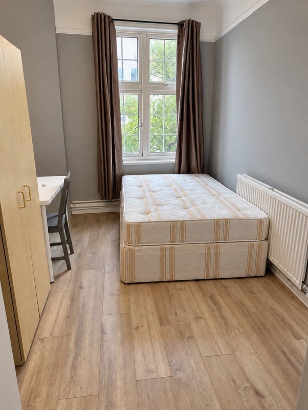 Room High Road in Greater London
