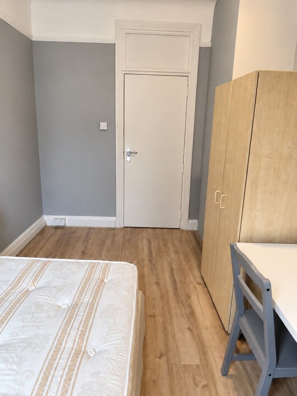 Room High Road in Greater London