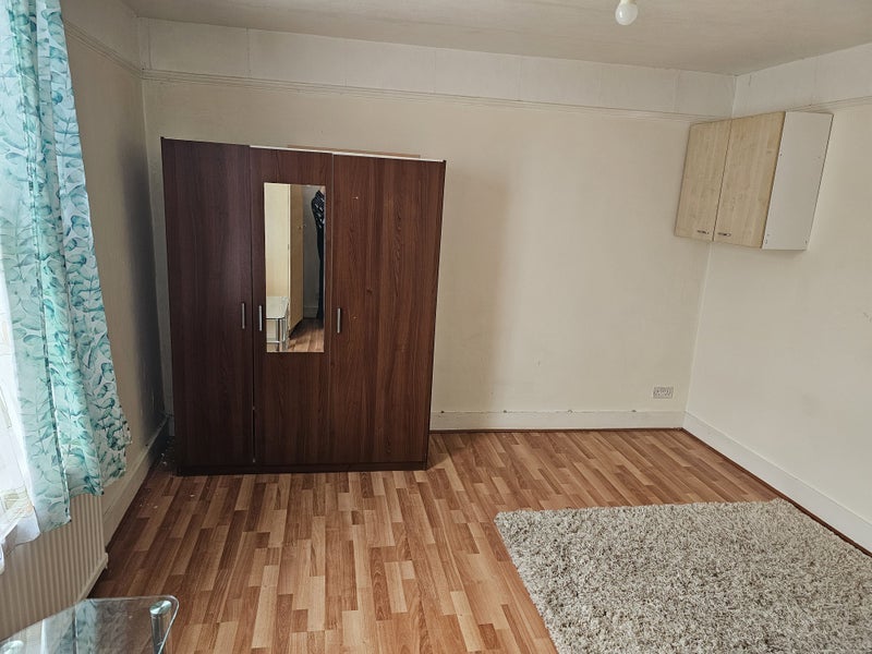Room Whitehorse Lane in Greater London
