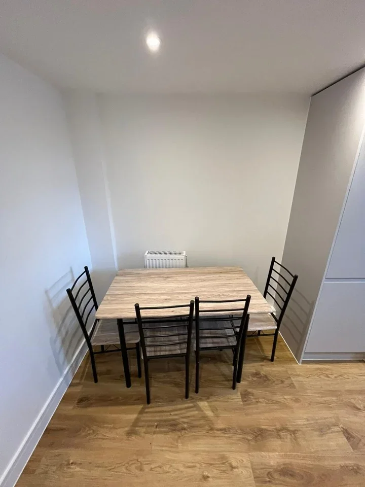 Room Treadgold Street in Greater London
