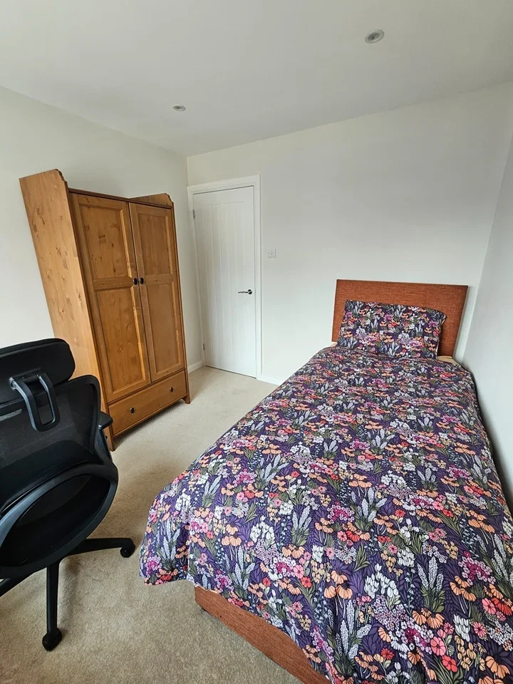 Room Oakley Park in Greater London