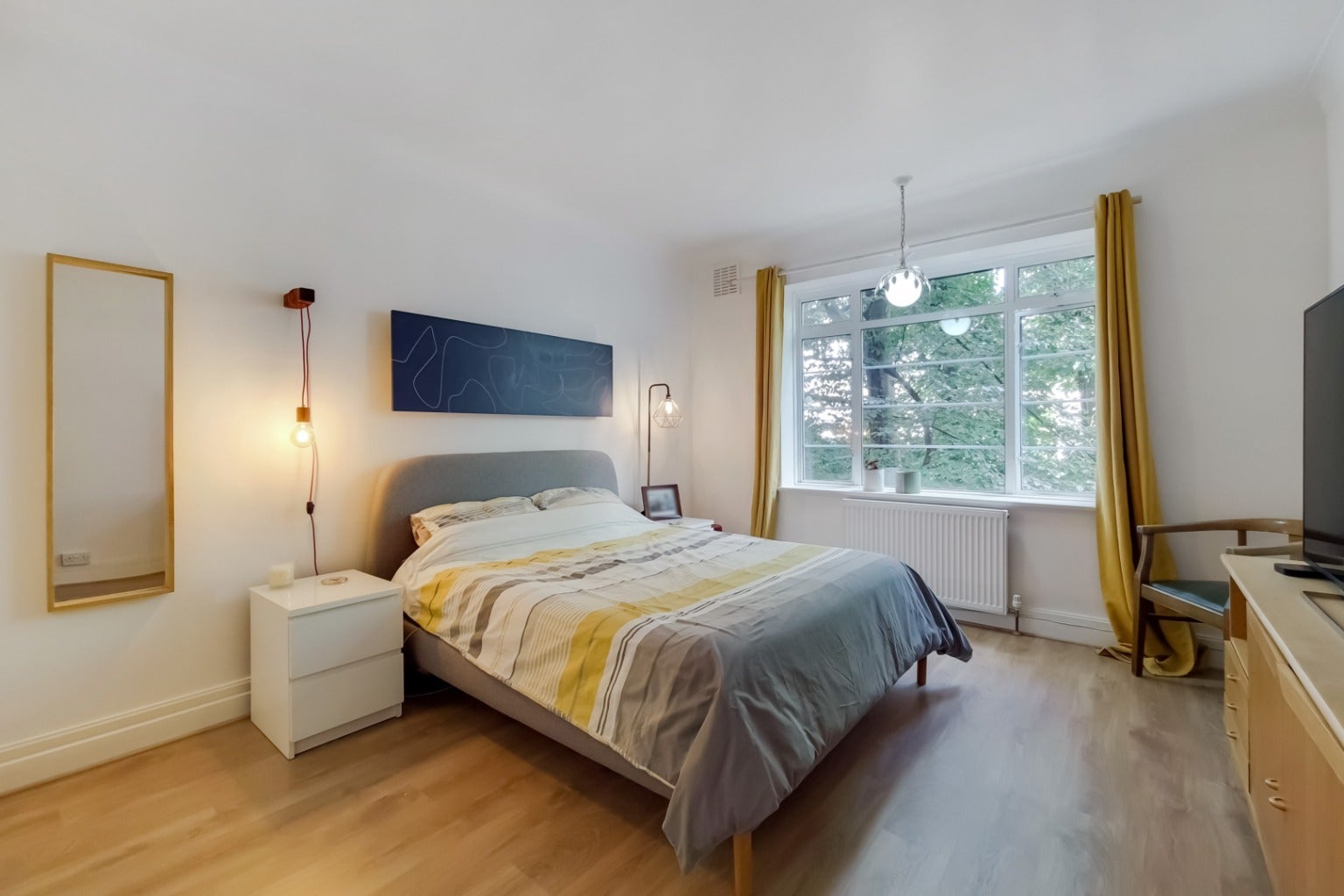 Flat Gliddon Road in Greater London