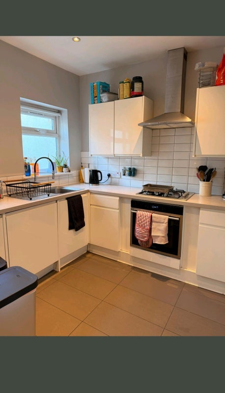 Room Queensville Road in Greater London
