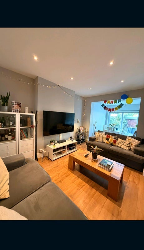 Room Queensville Road in Greater London