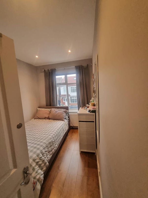 Room Queensville Road in Greater London