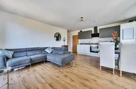 Flat Farnborough Road in Rushmoor