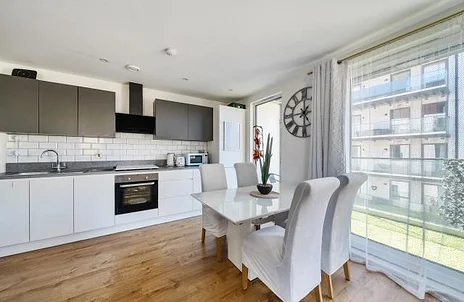 Flat Farnborough Road in Rushmoor
