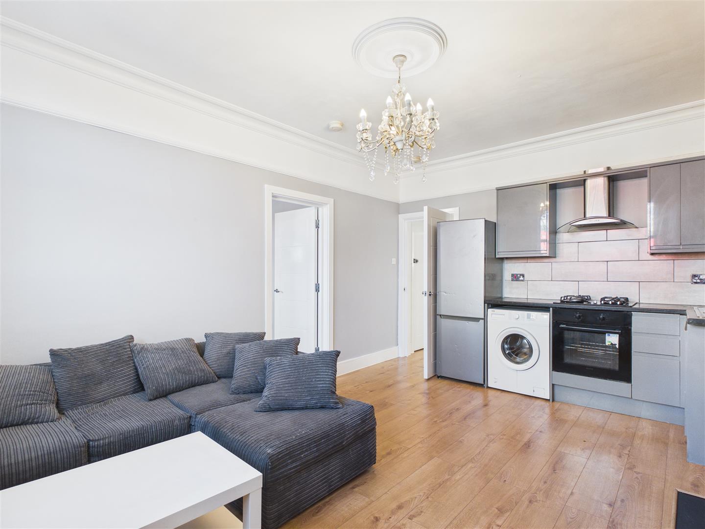 Flat Leamington Park in Greater London