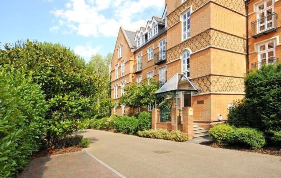 Flat Christchurch Road in Borough of Runnymede