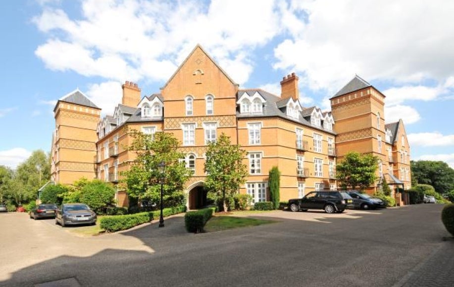 Flat Christchurch Road in Borough of Runnymede