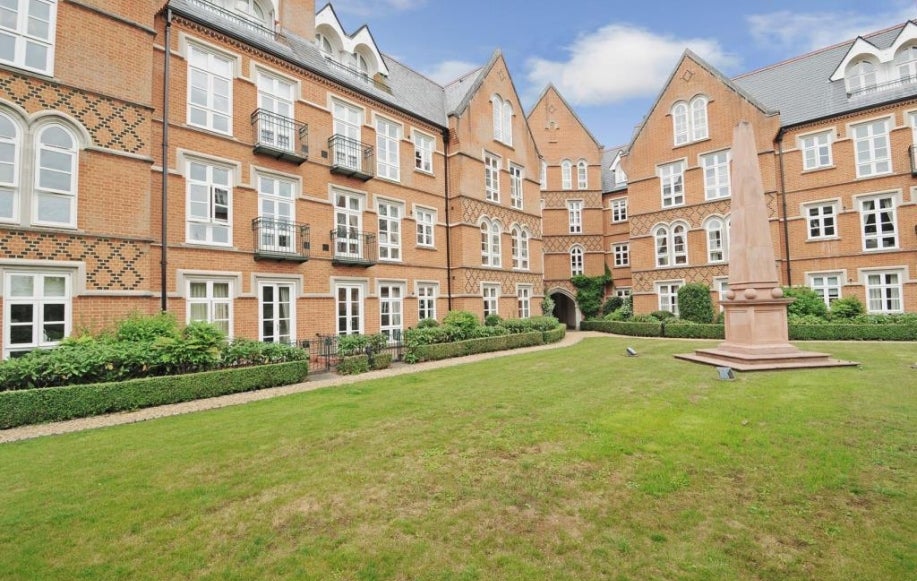 Flat Christchurch Road in Borough of Runnymede