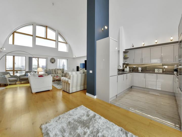 Flat Kingsland Road in Greater London