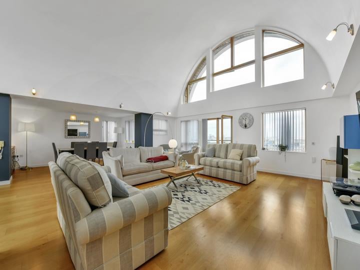 Flat Kingsland Road in Greater London