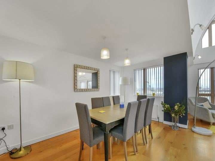Flat Kingsland Road in Greater London
