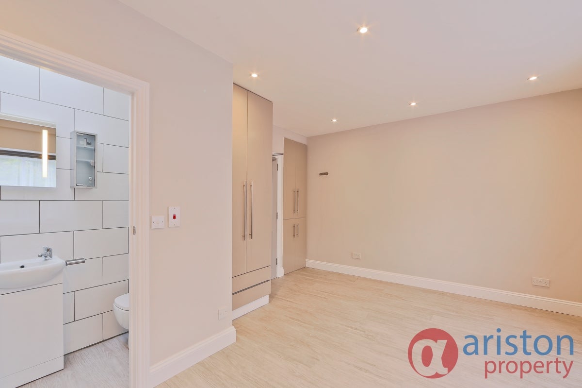 Flat Hazellville Road in Greater London