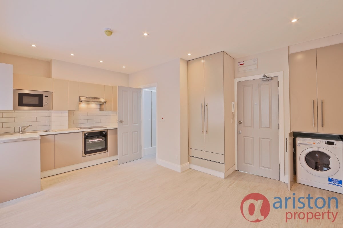 Flat Hazellville Road in Greater London