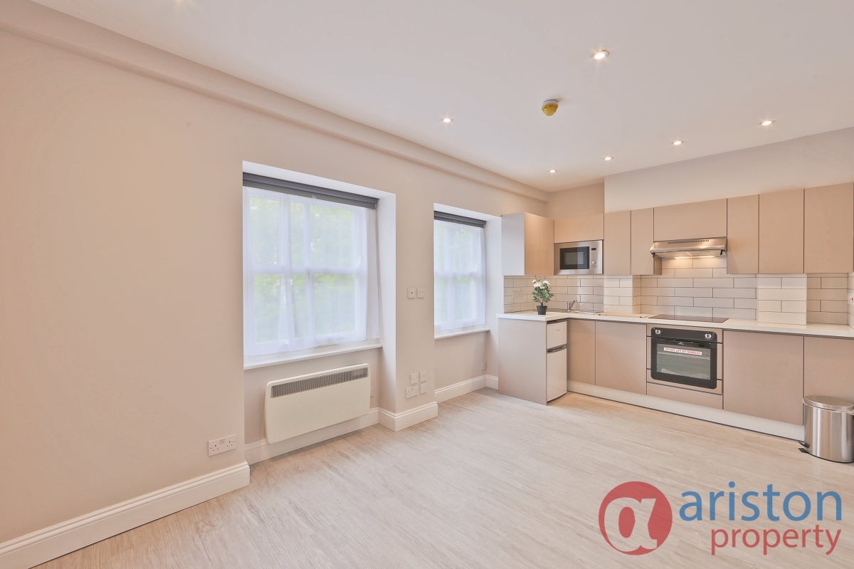 Flat Hazellville Road in Greater London