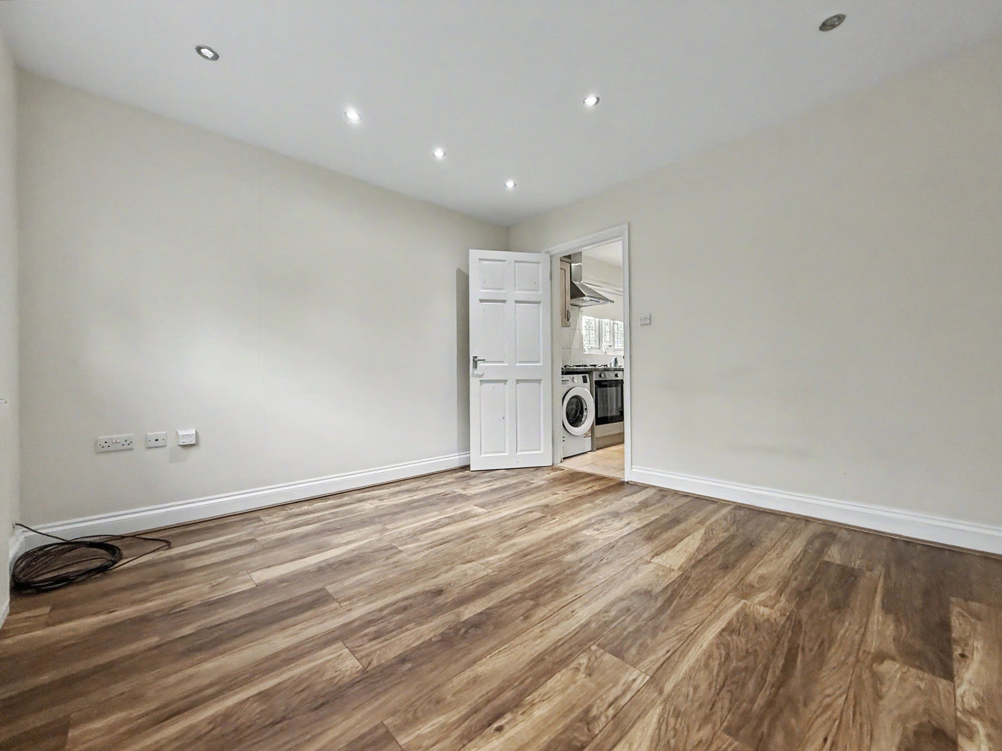 Flat Wellesley Avenue in Richings Park