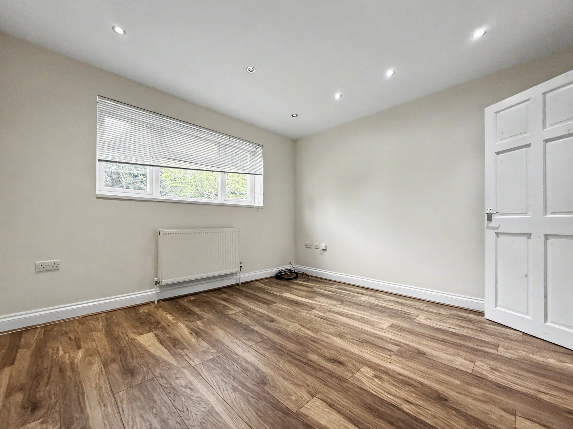Flat Wellesley Avenue in Richings Park