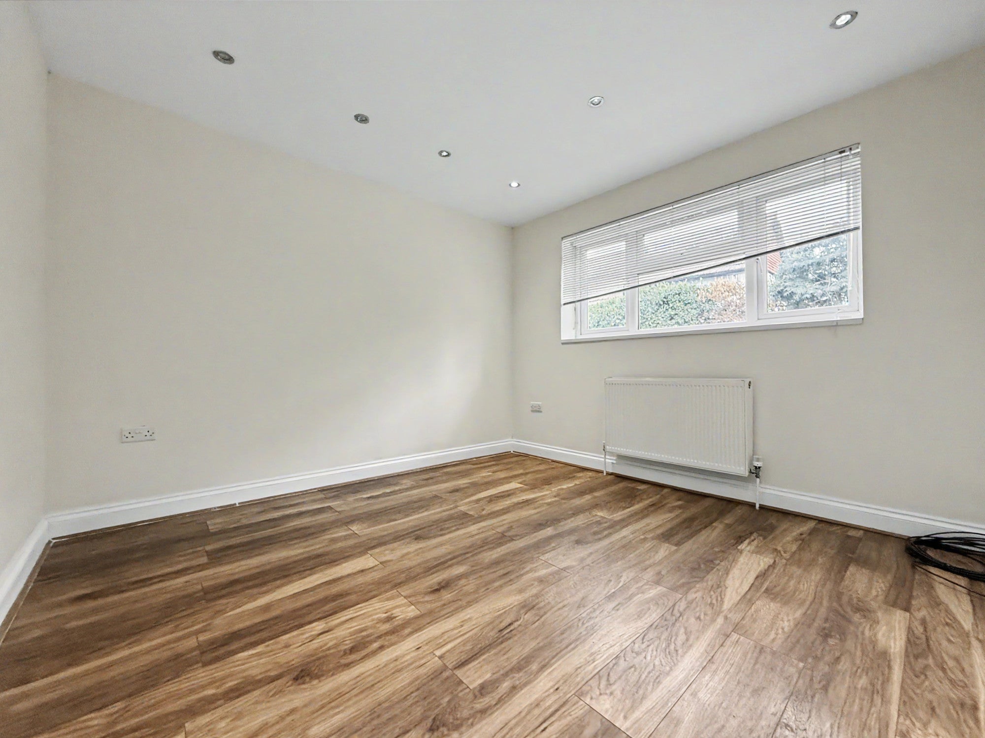 Flat Wellesley Avenue in Richings Park