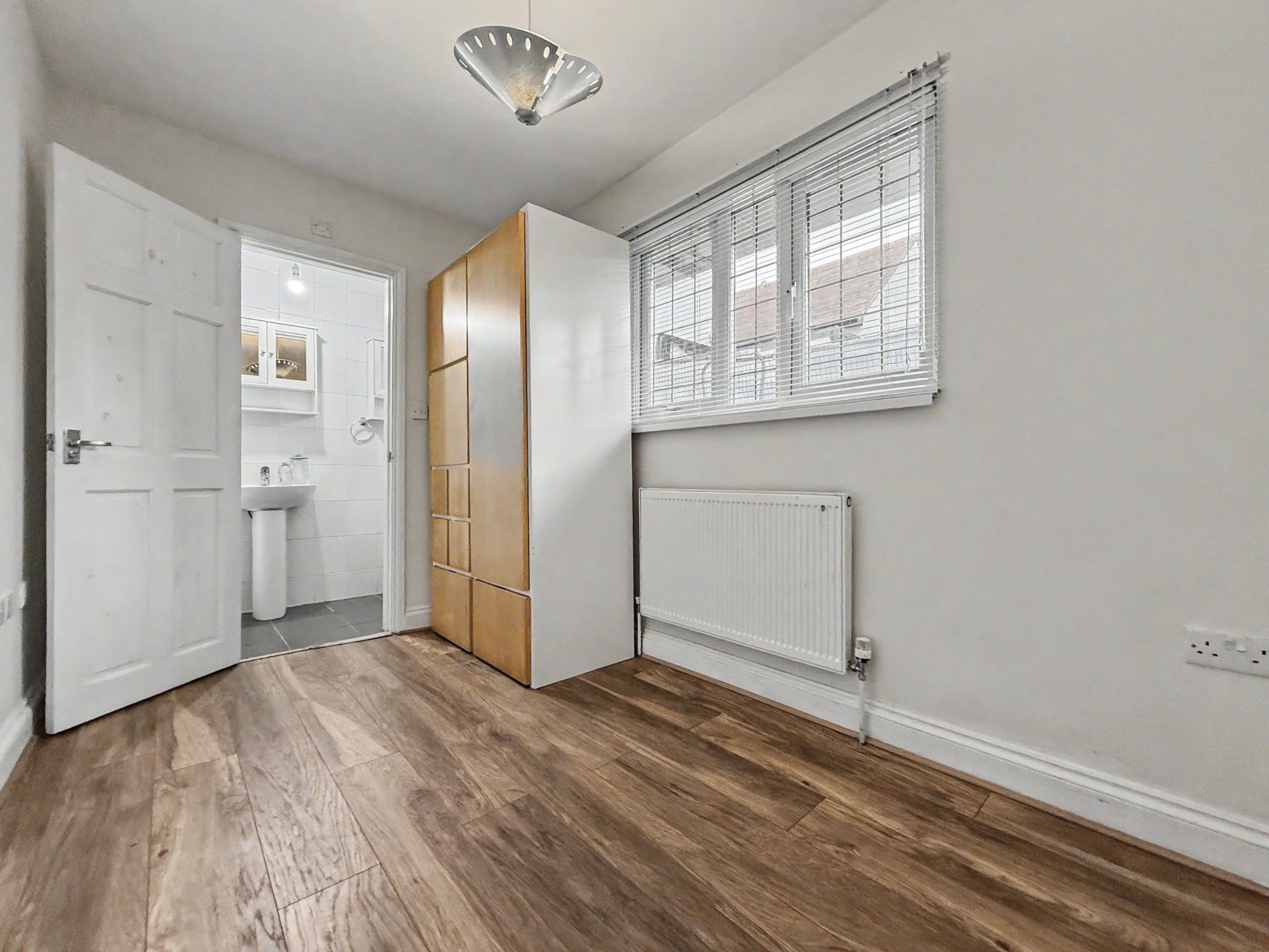 Flat Wellesley Avenue in Richings Park