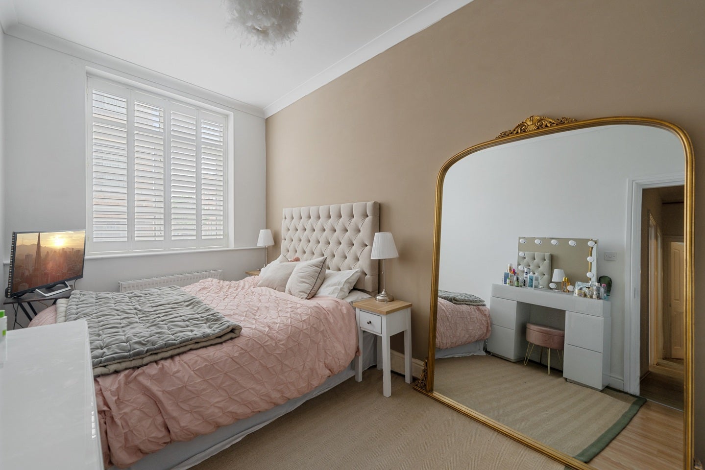 Flat Plumbers Row in Greater London
