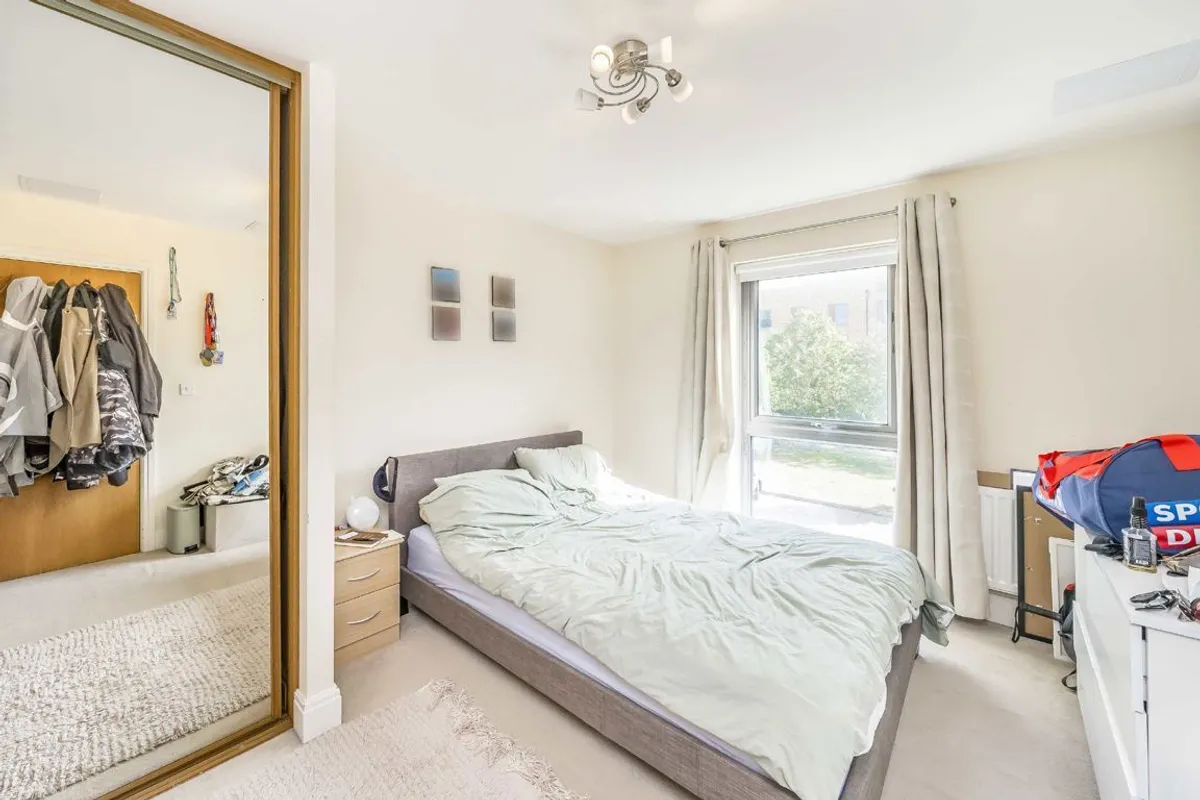 Flat Grosvenor Way in Greater London