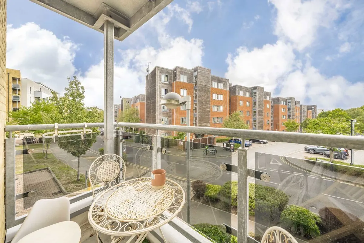 Flat Grosvenor Way in Greater London