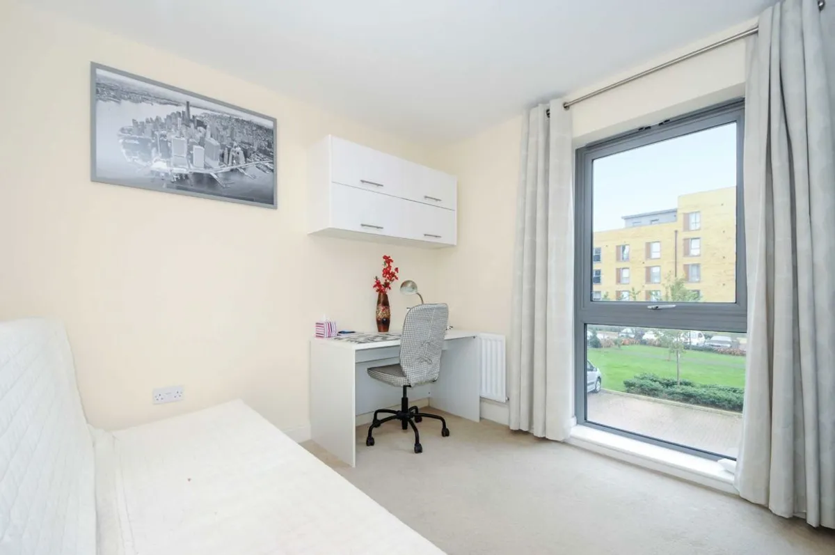 Flat Grosvenor Way in Greater London