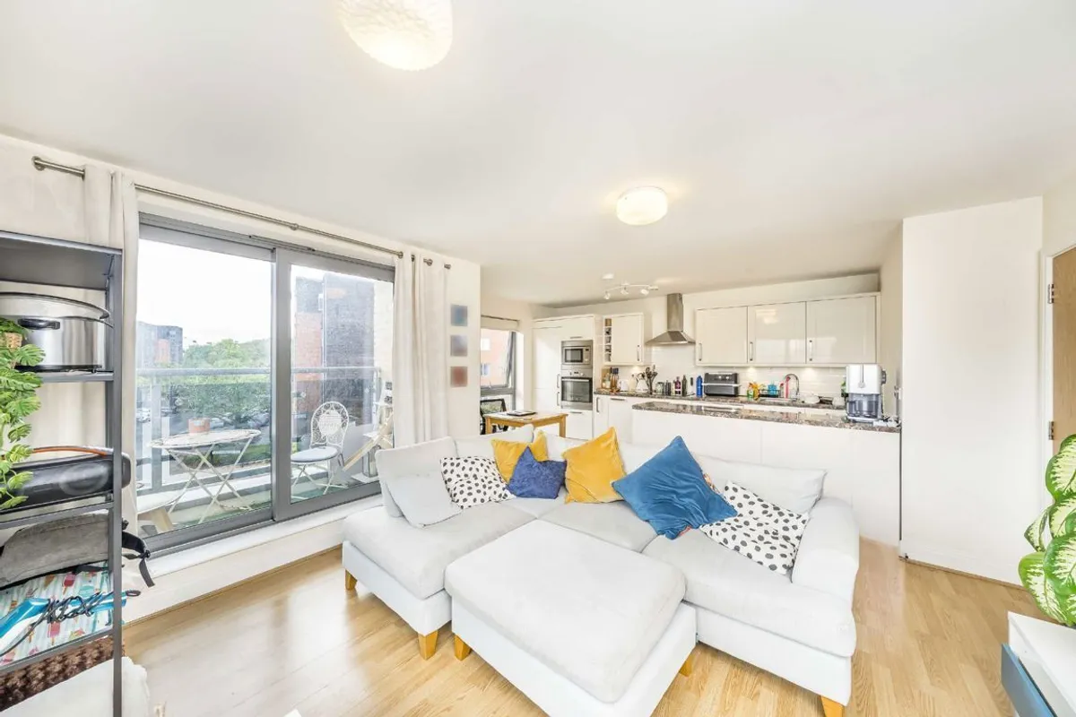 Flat Grosvenor Way in Greater London