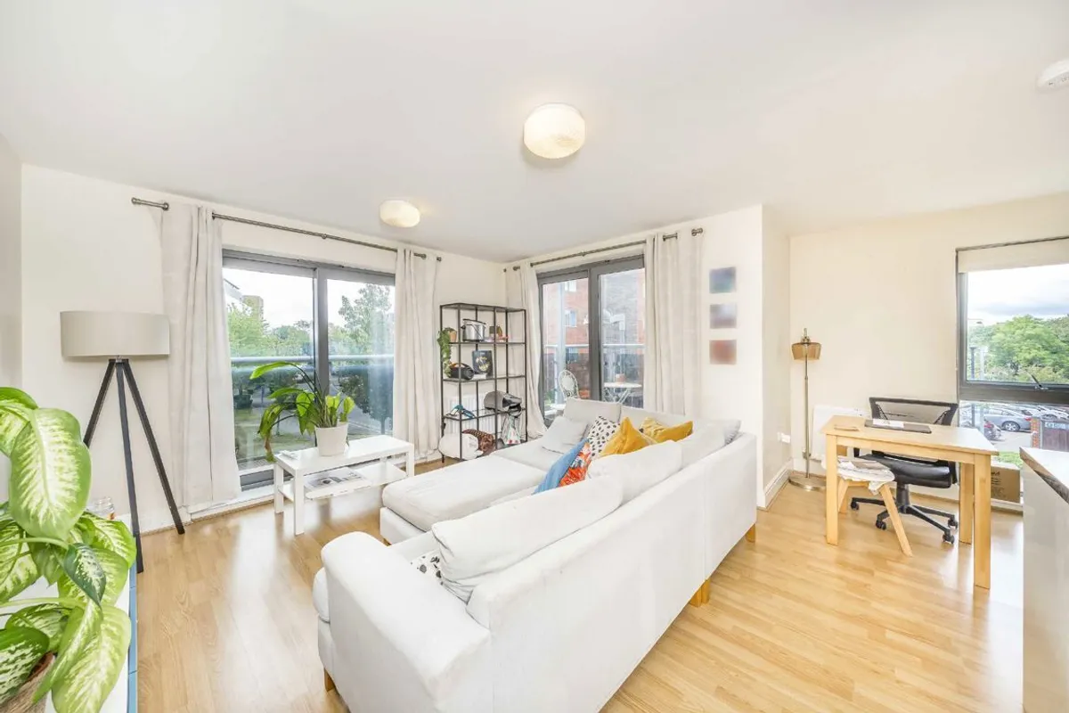 Flat Grosvenor Way in Greater London