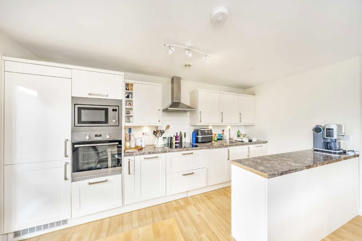 Flat Grosvenor Way in Greater London