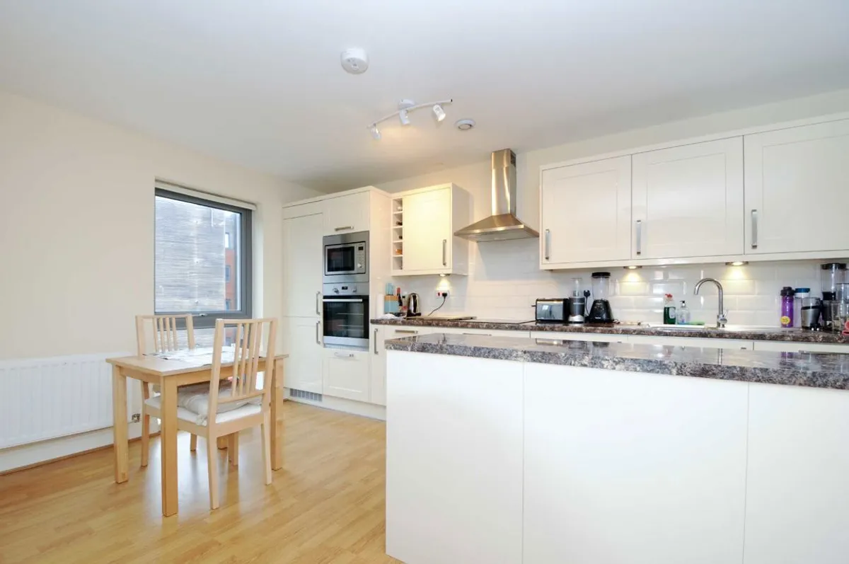 Flat Grosvenor Way in Greater London