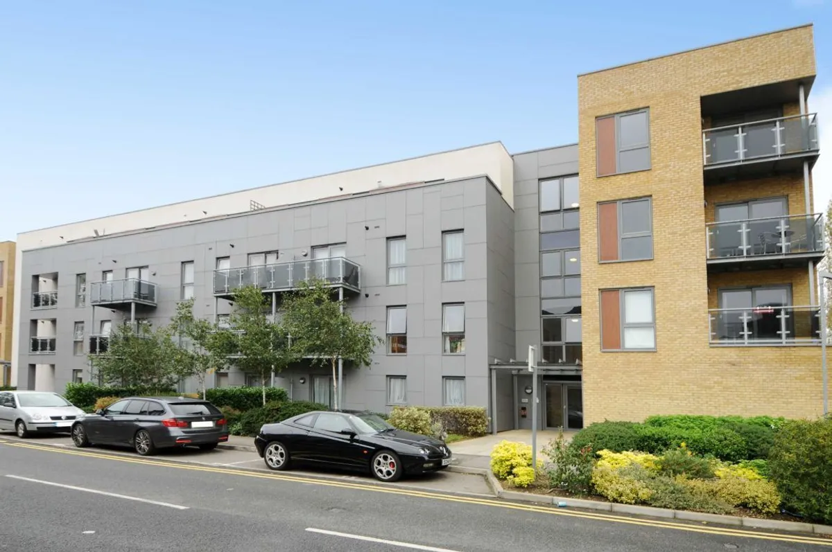 Flat Grosvenor Way in Greater London
