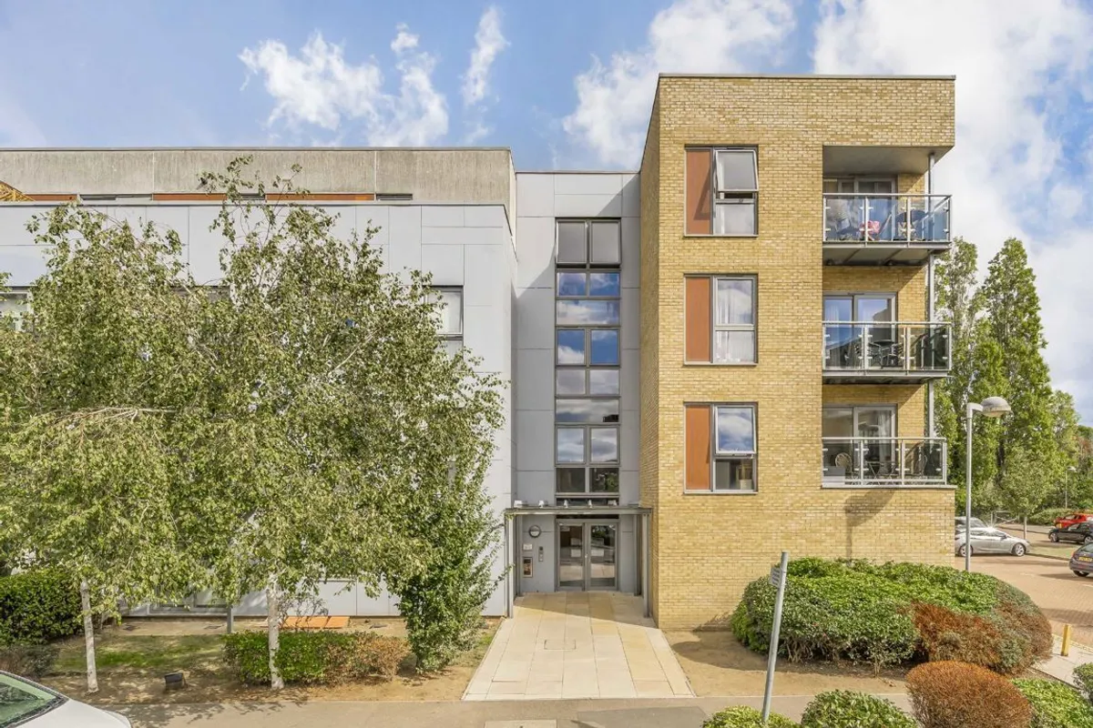 Flat Grosvenor Way in Greater London