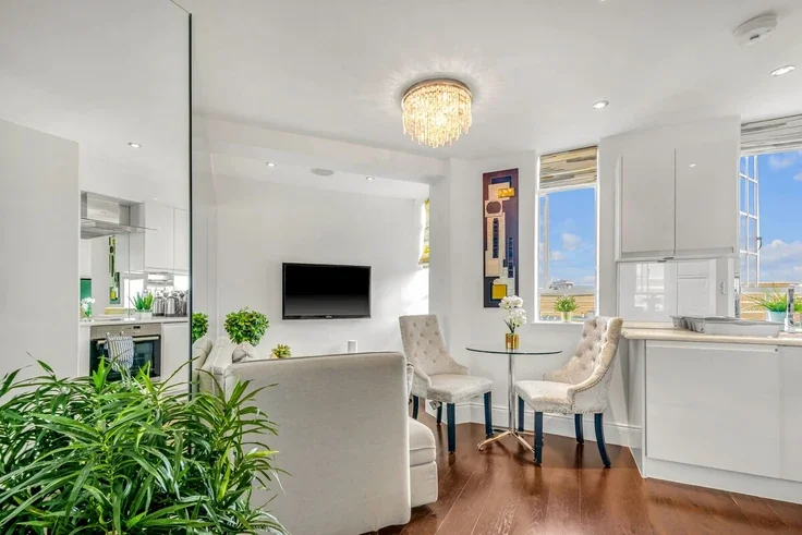 Flat Sloane Avenue in Greater London