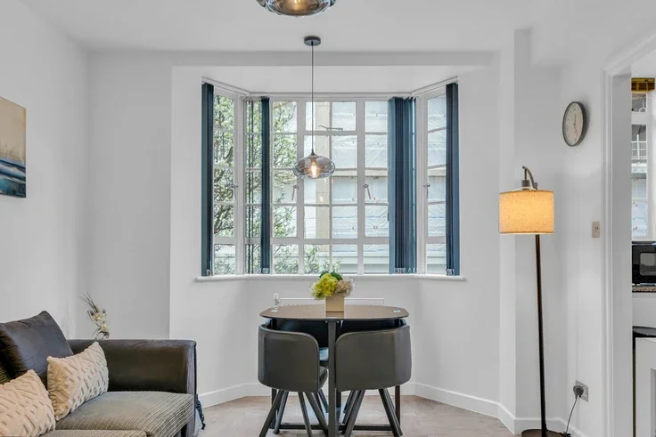Flat Sloane Avenue in Greater London
