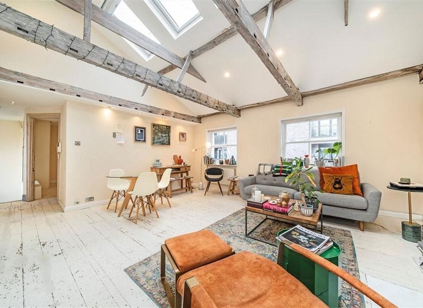 Flat Cleveland Street in Greater London