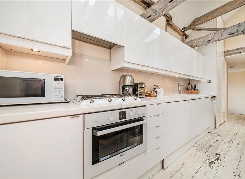 Flat Cleveland Street in Greater London