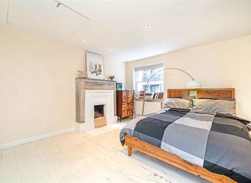 Flat Cleveland Street in Greater London