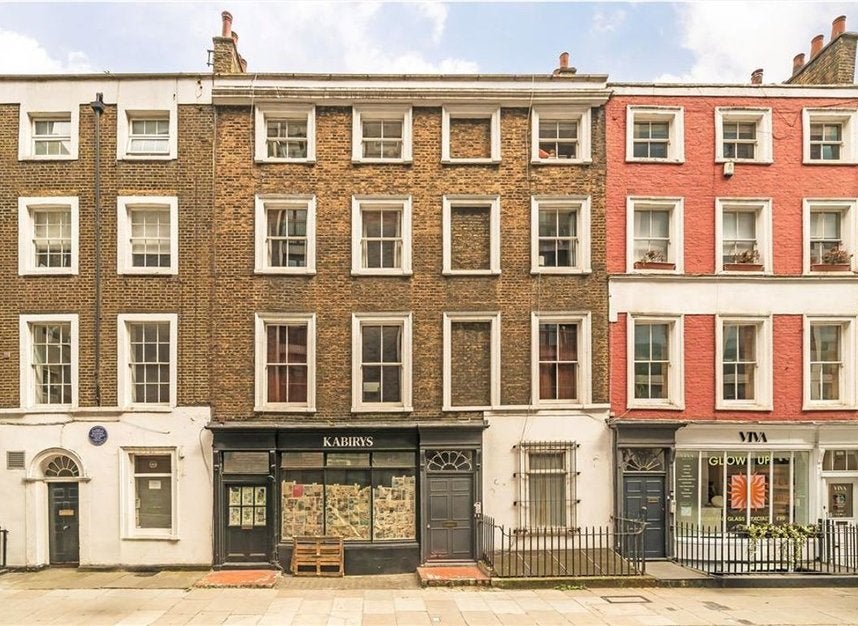 Flat Cleveland Street in Greater London